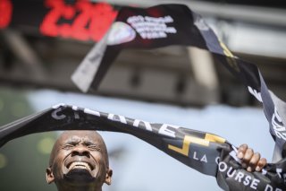 L'émotion du vainqueur kényan Philémon Kiriago à l'arrivée KEYSTONE/GABRIEL MONNET